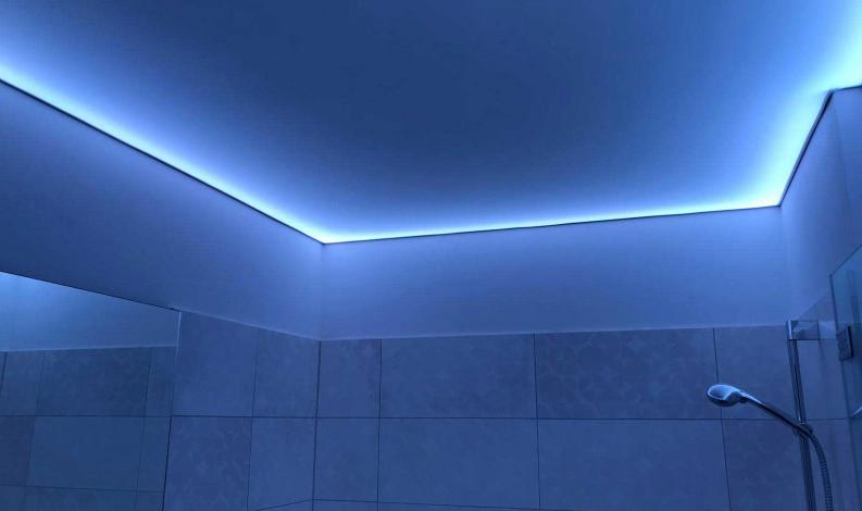 Badezimmer mit LED-Lichtdecke